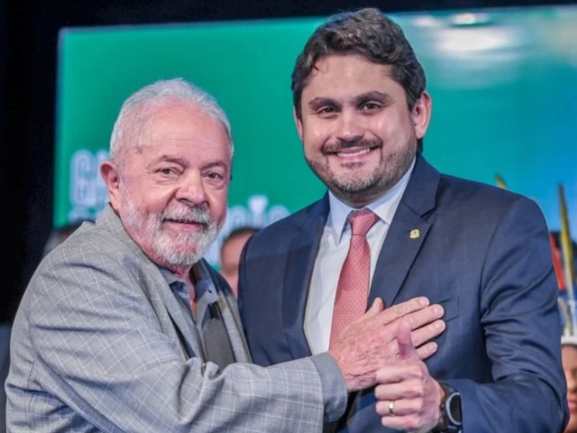 Ministro de Lula tem funcionário fantasma no Senado, informa jornal