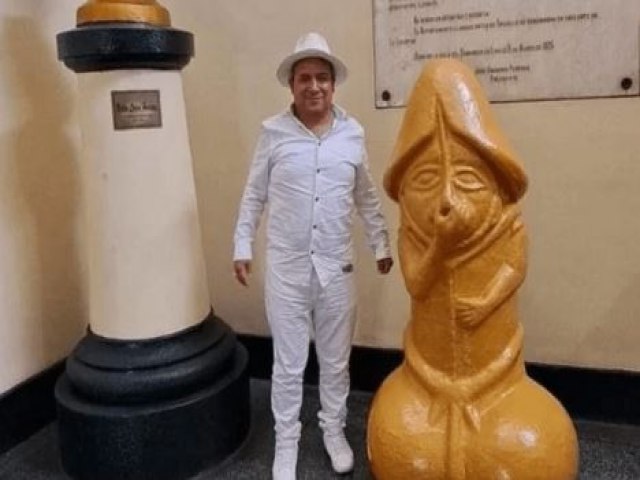 Prefeito esquerdista coloca uma estátua na sede da prefeitura em formato de pênis gigante