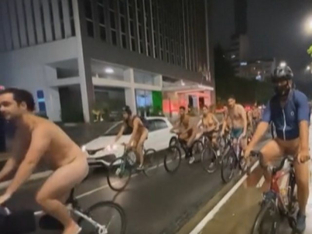 Ciclistas pedalam nus sob chuva na Avenida Paulista em protesto para conscientizar população sobre acidentes de trânsito