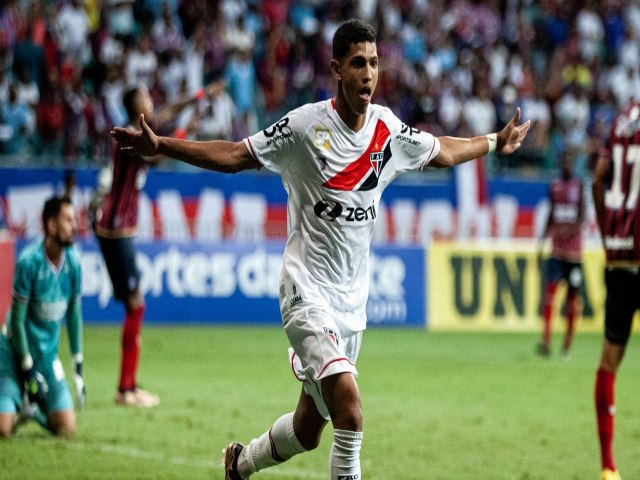 Atacante Erick Pulga assina pré-contrato com o Ceará