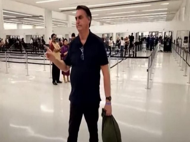 Bolsonaro chega ao Brasil