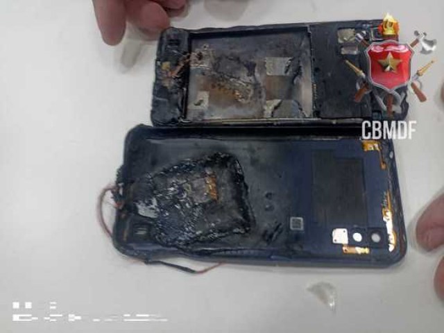 Jovem sofre queimaduras após celular que estava carregando explodir