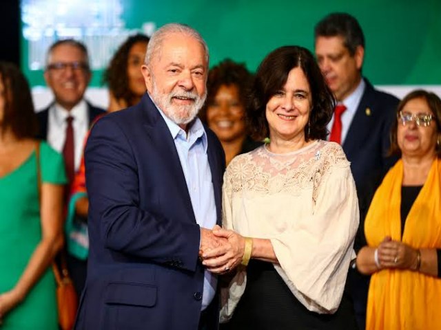 Governo Lula no comprar vacina contra dengue antes de 2025