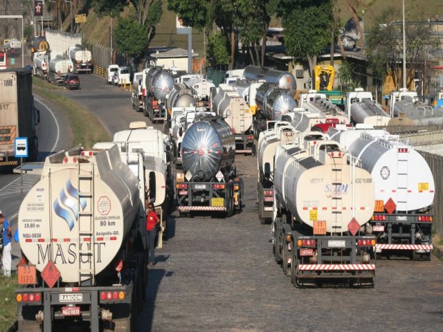 Transportadores de combustíveis e de cargas podem parar em todo o País