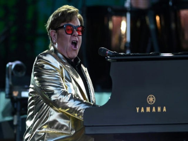 Fs do mundo inteiro se despedem de Elton John no ltimo show do cantor