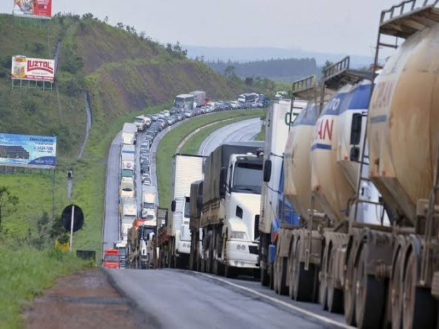 Transportadores afirmam que começa a faltar diesel no Brasil