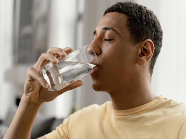 Tomar pouca água traz sinais claros ao corpo: conheça 9 deles