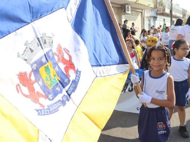 Tradicional Desfile Cívico de 7 de setembro percorre Rua São Pedro agora pela manhã