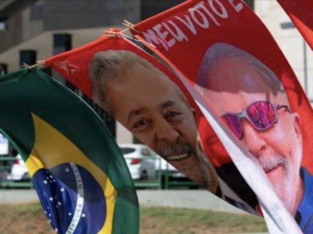 Ambulantes amargam prejuízos com itens de Lula