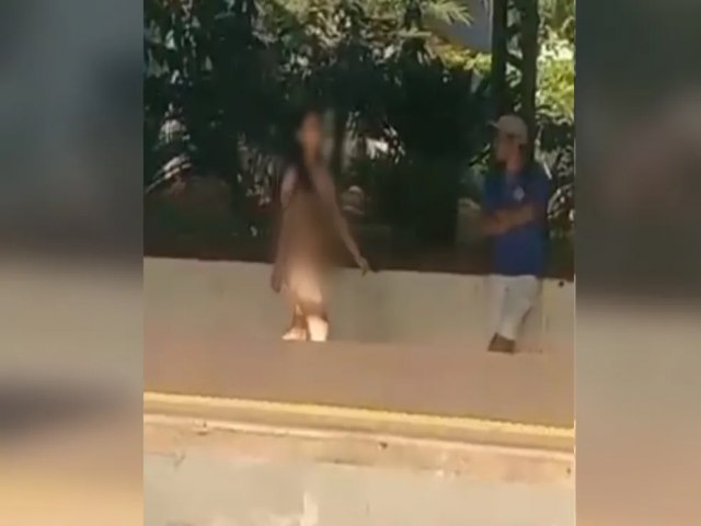 Mulher em surto é filmada andando nua por terminal em Goiânia