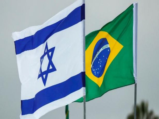 Com bandeira de Israel, Bolsonaro diz que Brasil precisa estar alerta