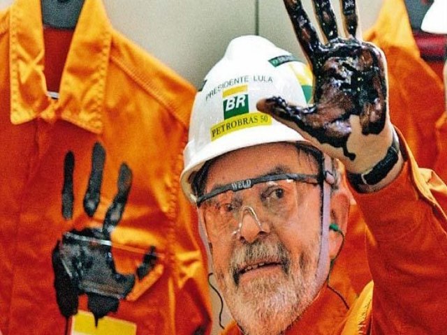 Petrobras desaba na Bolsa após mudança para nomear políticos na empresa