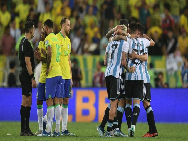 Brasil perde para a Argentina, no Maracanã, em jogo marcado por confusão e expulsão polêmica