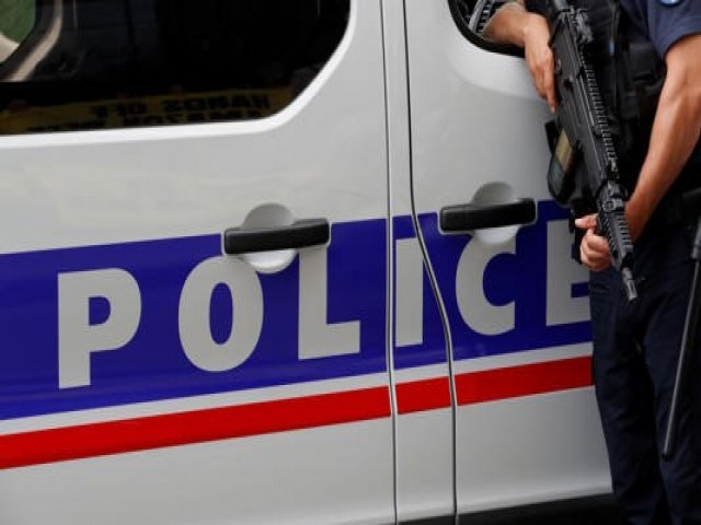 Homem entrega-se à polícia após matar filhos a facadas na França