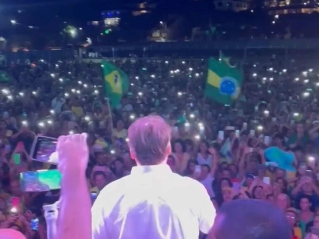 Bolsonaro atrai multido em sete cidades do RJ no mesmo dia