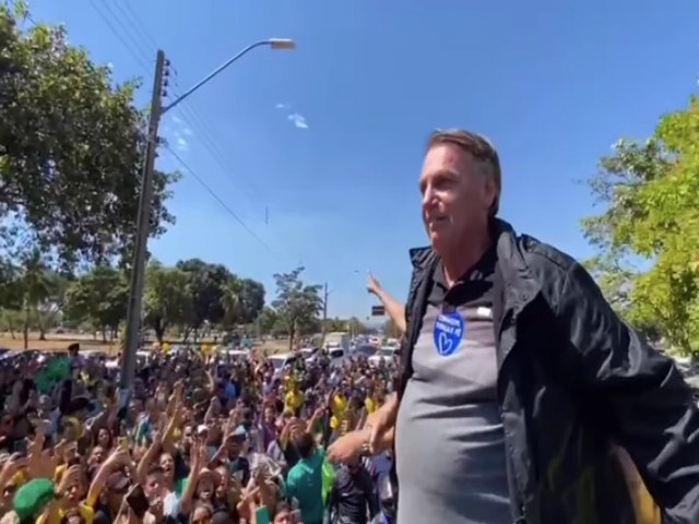 Jair Bolsonaro  ovacionado durante visita ao Tocantins