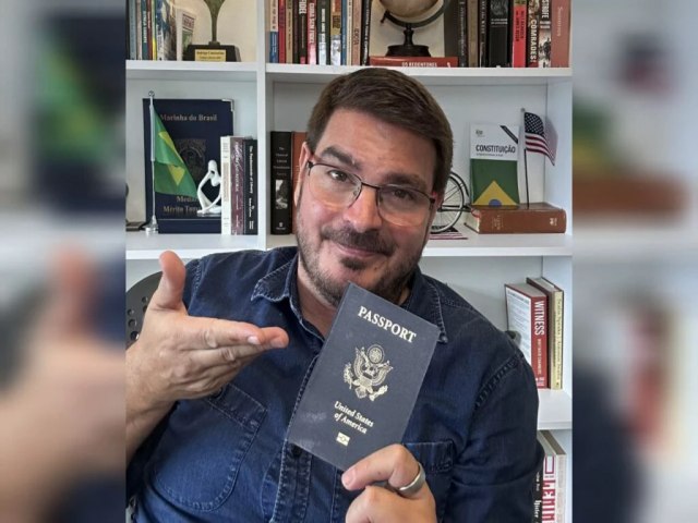 Constantino recebe cidadania dos EUA e ironiza Moraes em foto