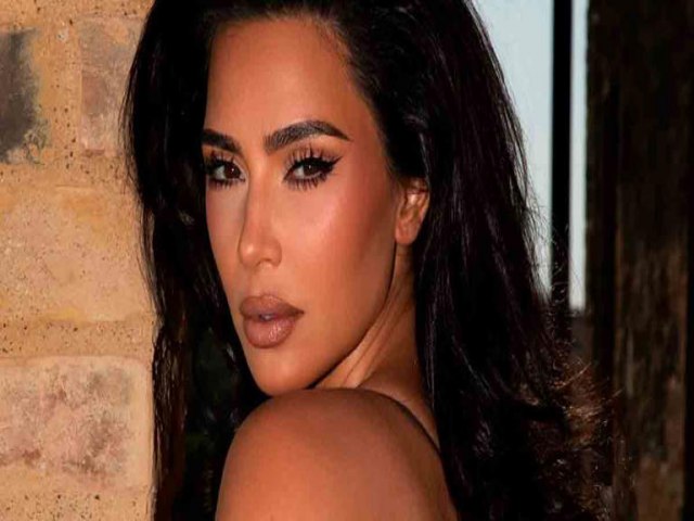 Kim Kardashian posa de biquni para ensaio ousado e deixa fs babando