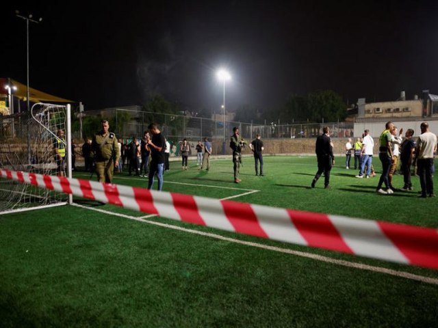 Foguetes matam 11 pessoas em campo de futebol nas Colinas de Gol ocupadas por Israel