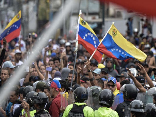 Venezuela mergulha no caos e Maduro fica encurralado