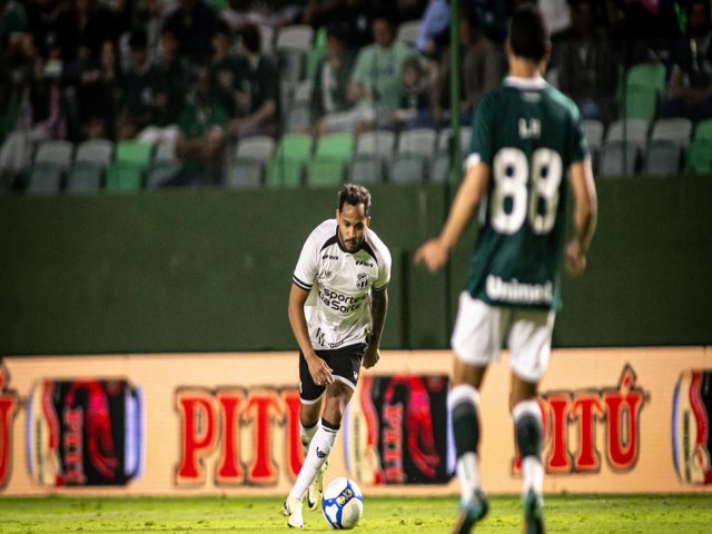 Com gols polmicos de goleiro, Cear perde para o Gois de virada pela Srie B