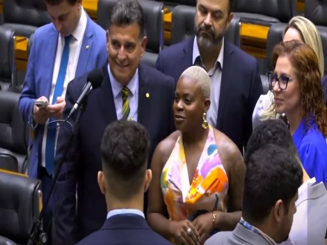 Vitoriosa sobre a perseguio nazistalinista da esquerda woke, Joj Todynho recebe honraria no Congresso Nacional