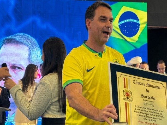 FL�VIO BOLSONARO CONSOLIDA FOR�A POL�TICA E RECEBE HONRARIA DE SOROCABA