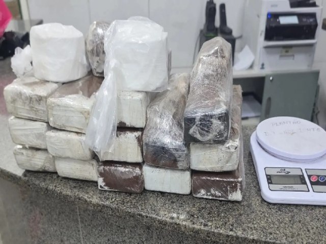 Mulheres s�o presas na BR-116 com 15 kg de drogas em �nibus com destino a Juazeiro do Norte
