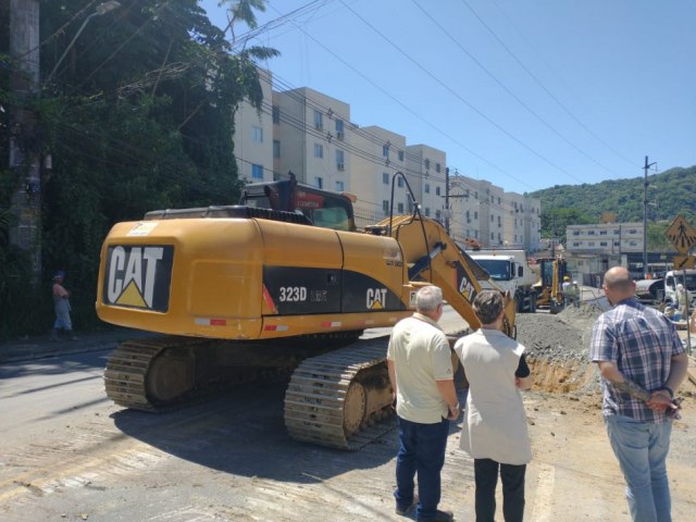 Prefeita em exerccio e secretrio vistoriam obras em andamento