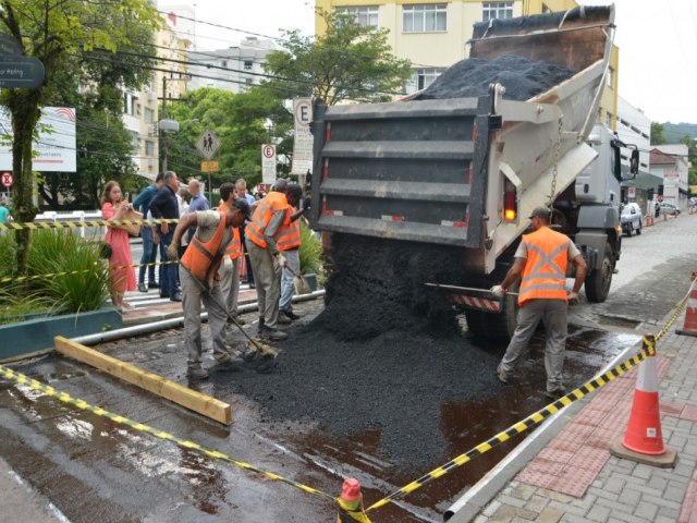 Blumenau inicia implantao de 50 novas faixas elevadas no municpio