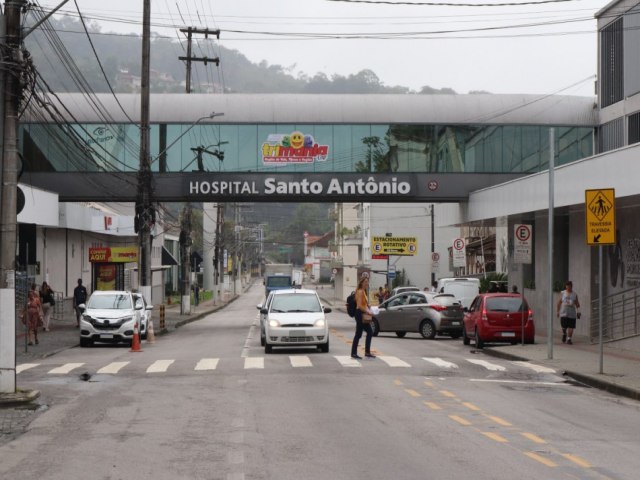 Rua Itaja ter semforo para travessia segura de pedestres e novas vagas para embarque e desembarque de passageiros