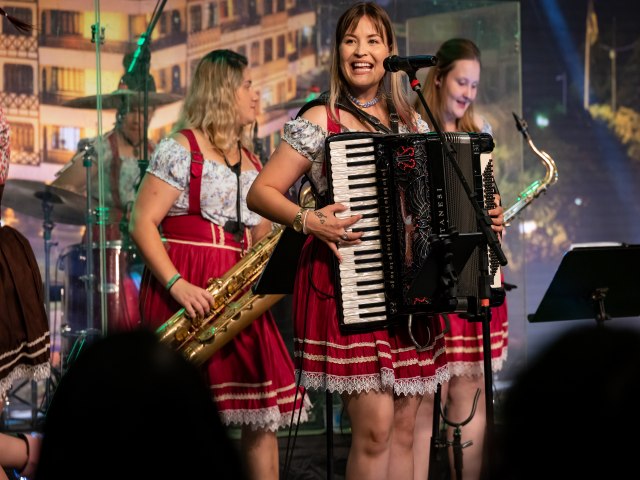 Segunda noite de Sommerfest garante diverso multicultural em Blumenau