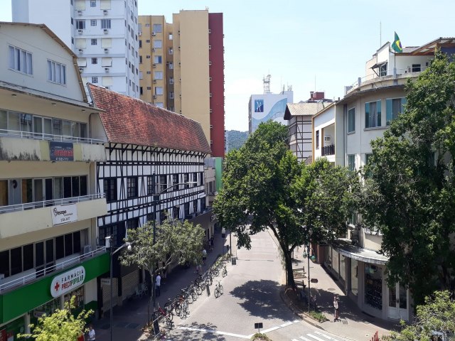 A massa de ar seco que atua sobre SC mantm o tempo firme em Blumenau nesta segunda-feira.