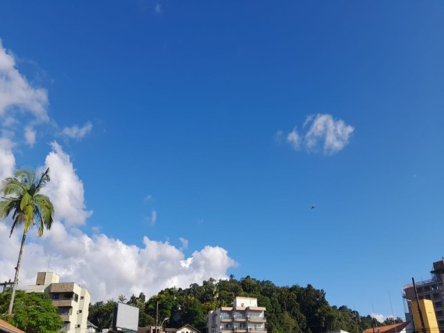 Nesta tera-feira, o dia inicia com a presena do sol em meio a variao de nuvens