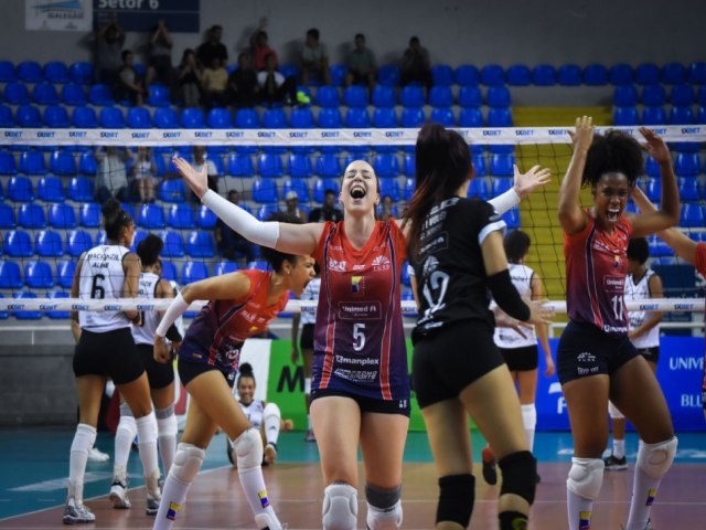 Mirando a liderana da Superliga B, Bluvolei enfrenta o Bradesco no Galego