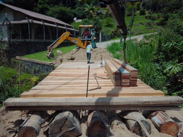 Pontes de madeira no Distrito da Vila Itoupava recebem manuteno