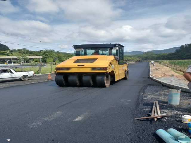 Municpio pavimenta primeiro trecho da Rua Paulo Zingel