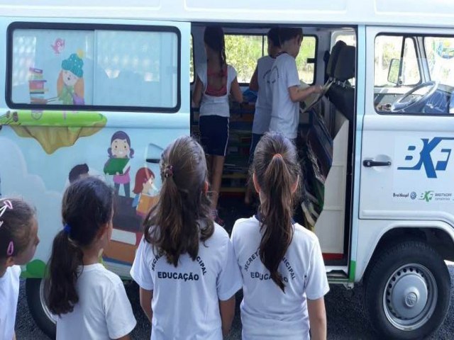 Biblioteca Ambulante volta  estrada com calendrio mensal