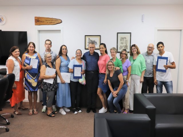 Prefeitura entrega termos de quitao para moradores do Horto Florestal, Vila Jensen e Loteamento Itoupavazinha