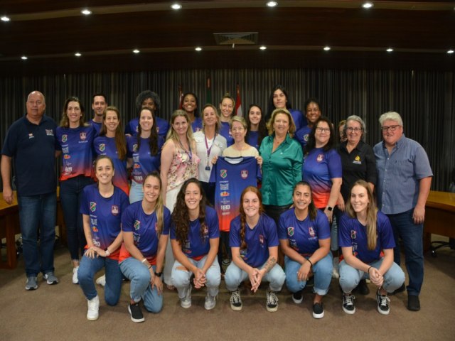 Basquete Feminino apresenta elenco da temporada 2023 em visita a Prefeitura de Blumenau