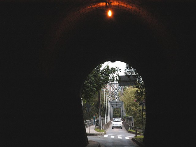 Tnel da Ponte de Ferro recebe servio de iluminao pblica nesta tera (14)