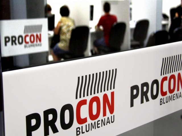 Procon de Blumenau recebe novo veculo para atendimento do Procon Mvel