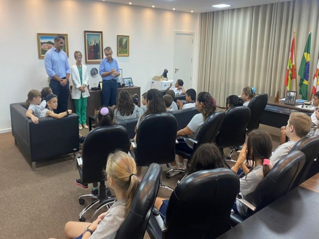 Prefeito recebe estudantes no gabinete durante a primeira visita do ano do programa Cidadania em Rede