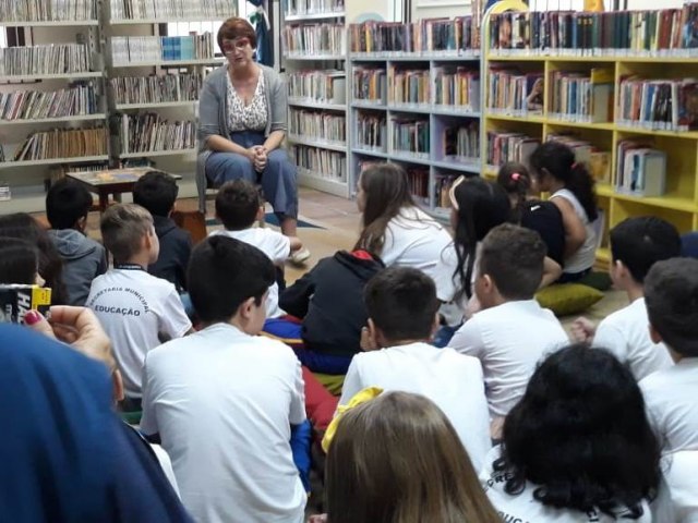 Biblioteca municipal retoma Hora da Leitura e Visita Orientada