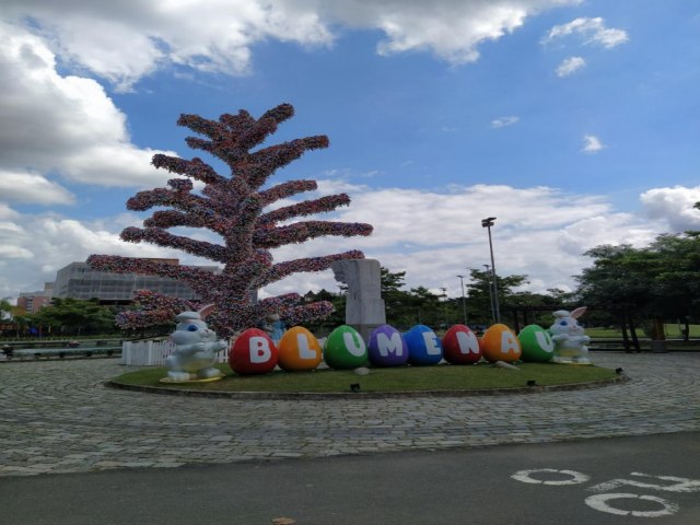 Tradicional espao de lazer e atividades fsicas, Parque Ramiro Ruediger encanta com decorao de Pscoa