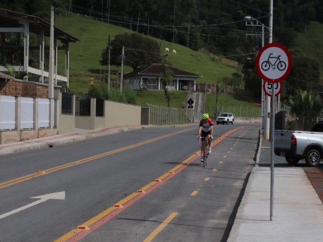 Prefeitura entrega obra de pavimentao da Rua Carlos Krueger