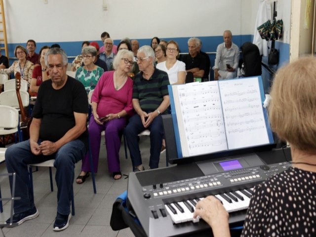 Idosos se apresentam em Recital de Msica na Pr-Famlia