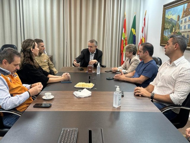 Prefeitura de Blumenau, PM e Polcia Civil avaliam a adoo de medidas de seguranas nas unidades escolares