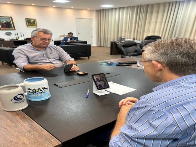 Prefeito Mrio Hildebrandt convida presidente da Oktoberfest de Munique para estar em Blumenau