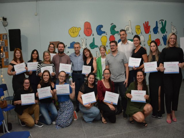 Escola Professor Oscar Unbehaun forma turma do Curso de Libras e disponibiliza edital para novas inscries